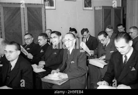 Warszawa, 1948-02-01. Plenarne posiedzenie polsko-czechos³owackiej Komisji Naukowo-Technicznej w siedzibie Polskiego Komitetu Normalizacyjnego. NZ. sala obrad. po/mgs PAP Warschau, 1. Februar 1948. Plenarsitzung der Polnisch-Tschechoslowakischen Wissenschafts- und Technologiekommission am Sitz des Polnischen Normungsausschusses. Im Bild: Der Debattierraum. po/mgs PAP Stockfoto