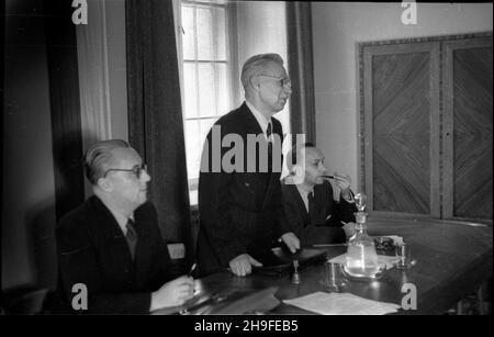 Warszawa, 1948-02-01. Plenarne posiedzenie polsko-czechos³owackiej Komisji Naukowo-Technicznej w siedzibie Polskiego Komitetu Normalizacyjnego. NZ. za sto³em prezydialnim widoczni m.in. od lewej prezes czechos³owackiego Pañstwowego Urzêdu Planowania prof. Karol Maiwald i przewodnicz¹cy delegacji polskiej prof. Wojciech Œwiêtos³awski. po/mgs PAP Warschau, 1. Februar 1948. Plenarsitzung der Polnisch-Tschechoslowakischen Wissenschafts- und Technologiekommission am Sitz des Polnischen Normungsausschusses. Abgebildet am Präsidiumstisch vom linken Leiter des tschechoslowakischen Staatlichen Planungsbüros Stockfoto