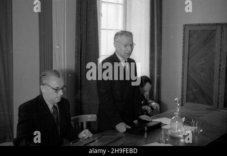 Warszawa, 1948-02-01. Plenarne posiedzenie polsko-czechos³owackiej Komisji Naukowo-Technicznej w siedzibie Polskiego Komitetu Normalizacyjnego. NZ. za sto³em prezydialnim widoczni m.in. od lewej prezes czechos³owackiego Pañstwowego Urzêdu Planowania prof. Karol Maiwald i przewodnicz¹cy delegacji polskiej prof. Wojciech Œwiêtos³awski. po/mgs PAP Warschau, 1. Februar 1948. Plenarsitzung der Polnisch-Tschechoslowakischen Wissenschafts- und Technologiekommission am Sitz des Polnischen Normungsausschusses. Abgebildet am Präsidiumstisch vom linken Leiter des tschechoslowakischen Staatlichen Planungsbüros Stockfoto