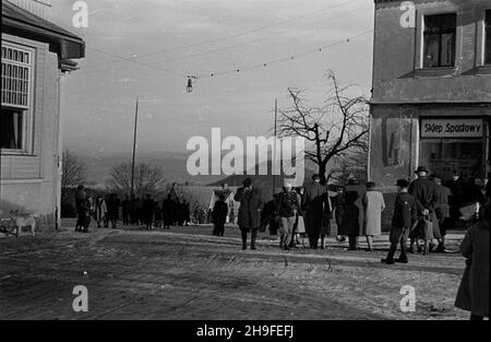 Karpacz, 1948-02. Po 1945 r. Karpacz sta³ siê jednim z najwiêkszych na Ziemiach Zachodnich oœrodków wczasów zorganizowanych, rozbudowany przed i wojn¹ œwiatow¹ w stylu tyrolsko-szwajcarskim. po/mgs PAP Dok³adny dzieñ wydarzenia nieustalony. Karpacz, 1948. Februar. Nach dem Ersten Weltkrieg im tirolianisch-schweizerischen Stil entwickelt, wurde Karpacz nach 1945 zu einem der größten Ferienorte in den Westgebieten. po/mgs PAP Stockfoto