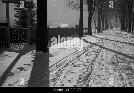 Karpacz, 1948-02. Po 1945 r. Karpacz sta³ siê jednym z najwiêkszych na Ziemiach Zachodnich oœrodków wczasów zorganizowanych, rozbudowany przed i wojn¹ œwiatow¹ w stylu tyrolsko-szwajcarskim. NZ. zaœnie¿ona aleja w parku klimatycznym. po/mgs PAP Dok³adny dzieñ wydarzenia nieustalony. Karpacz, 1948. Februar. Nach dem Ersten Weltkrieg im tirolianisch-schweizerischen Stil entwickelt, wurde Karpacz nach 1945 zu einem der größten Ferienorte in den Westgebieten. Bild: Eine schneebedeckte Allee im Kurort. po/mgs PAP Stockfoto