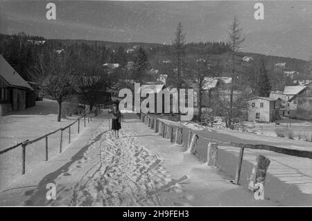 Karpacz, 1948-02. Po 1945 r. Karpacz sta³ siê jednym z najwiêkszych na Ziemiach Zachodnich oœrodków wczasów zorganizowanych, rozbudowany przed i wojn¹ œwiatow¹ w stylu tyrolsko-szwajcarskim. NZ. Turystka na szlaku. po/mgs PAP Dok³adny dzieñ wydarzenia nieustalony. Karpacz, 1948. Februar. Nach dem Ersten Weltkrieg im tirolianisch-schweizerischen Stil entwickelt, wurde Karpacz nach 1945 zu einem der größten Ferienorte in den Westgebieten. Bild: Ein Tourist. po/mgs PAP Stockfoto