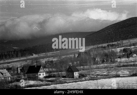 Karpacz, 1948-02. Po 1945 r. Karpacz sta³ siê jednim z najwiêkszych na Ziemiach Zachodnich oœrodków wczasów zorganizowanych, rozbudowany przed i wojn¹ œwiatow¹ w stylu tyrolsko-szwajcarskim. po/mgs PAP Dok³adny dzieñ wydarzenia nieustalony. Karpacz, 1948. Februar. Nach dem Ersten Weltkrieg im tirolianisch-schweizerischen Stil entwickelt, wurde Karpacz nach 1945 zu einem der größten Ferienorte in den Westgebieten. po/mgs PAP Stockfoto