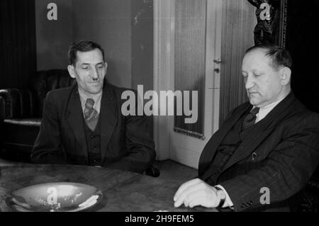 Warszawa, 1948-02. Na zaproszenie ministra kultury i sztuki stolicê odwiedzi³ przodownik pracy, Górnik kopalni Jadwiga, Wincenty Pstrowski. Nz. Pstrowski (L) podczas rozmów z urzêdnikami Ministerstwa Kultury i Sztuki. po/gr PAP Dok³adny dzieñ wydarzenia nieustalony. Warschau, Februar 1948. Minister für Kultur und Kunst in Warschau Gastgeber Bergmann von Jadwiga Coalmine, Arbeitsleiter Wincenty Pstrowski. Abgebildet unter anderem: Pstrowski (links). po/gr PAP Stockfoto