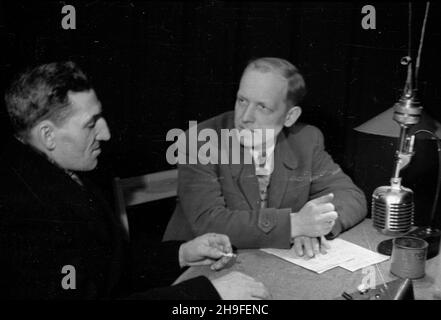 Warszawa, 1948-02. Na zaproszenie ministra kultury i sztuki stolicê odwiedzi³ przodownik pracy, Górnik kopalni Jadwiga, Wincenty Pstrowski. Nz. Pstrowski (L) zwiedza Studio nagraniowe Polskiego Radia. po/gr PAP Dok³adny dzieñ wydarzenia nieustalony. Warschau, 1948. Februar. Auf Einladung des Ministers für Kultur und Kunst, Wincenty Pstrowski, besuchte der effizienteste Bergmann aus dem Steinkohlebergwerk Jadwiga Warschau. Im Bild: Pstrowski (von links) im Tonstudio des Polnischen Rundfunks. po/gr PAP Stockfoto