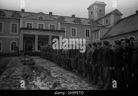 Dobrocin, 1948-02. Siedziba (od 1946 r.) Gimnazjum i Liceum Rolniczo-Hodowlanego w pa³acu z prze³omu XVII i XVIII mit, w XIX mit przebudowanego w stylu neorenesansowym. NZ. Uczniowie podczas apelu. po/gr PAP Dok³adny dzieñ wydarzenia nieustalony. Dobrocin, 1948. Februar. Der Sitz (aus dem Jahr 1946) der Agrar- und Zuchtschule in einem Palast, der an der Wende des 17th. Und 18th. Jahrhunderts erbaut und im 19th. Jahrhundert im Stil der Neorenaissance umgebaut wurde. Im Bild: Studenten während einer Versammlung. po/gr PAP Stockfoto