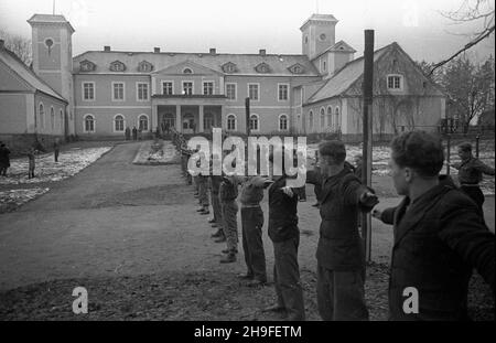 Dobrocin, 1948-02. Siedziba (od 1946 r.) Gimnazjum i Liceum Rolniczo-Hodowlanego w pa³acu z prze³omu XVII i XVIII mit, w XIX mit przebudowanego w stylu neorenesansowym. NZ. Uczniowie podczas gimnastyki. po/gr PAP Dok³adny dzieñ wydarzenia nieustalony. Dobrocin, 1948. Februar. Der Sitz (aus dem Jahr 1946) der Agrar- und Zuchtschule in einem Palast, der an der Wende des 17th. Und 18th. Jahrhunderts erbaut und im 19th. Jahrhundert im Stil der Neorenaissance umgebaut wurde. Im Bild: Schüler, die körperliche Übungen machen. po/gr PAP Stockfoto