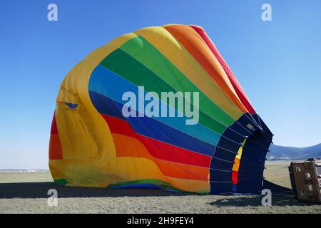 Entlüften des Heißluftballons am Boden Stockfoto