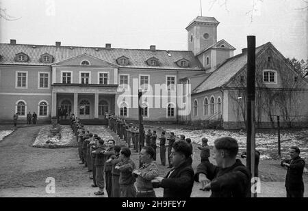 Dobrocin, 1948-02. Siedziba (od 1946 r.) Gimnazjum i Liceum Rolniczo-Hodowlanego w pa³acu z prze³omu XVII i XVIII mit, w XIX mit przebudowanego w stylu neorenesansowym. NZ. Uczniowie podczas gimnastyki. po/gr PAP Dok³adny dzieñ wydarzenia nieustalony. Dobrocin, 1948. Februar. Der Sitz (aus dem Jahr 1946) der Agrar- und Zuchtschule in einem Palast, der an der Wende des 17th. Und 18th. Jahrhunderts erbaut und im 19th. Jahrhundert im Stil der Neorenaissance umgebaut wurde. Im Bild: Schüler, die körperliche Übungen machen. po/gr PAP Stockfoto