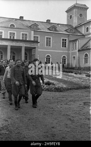 Dobrocin, 1948-02. Siedziba (od 1946 r.) Gimnazjum i Liceum Rolniczo-Hodowlanego w pa³acu z prze³omu XVII i XVIII mit, w XIX mit przebudowanego w stylu neorenesansowym. NZ. Uczniowie przed szko³¹. po/gr PAP Dok³adny dzieñ wydarzenia nieustalony. Dobrocin, 1948. Februar. Der Sitz (aus dem Jahr 1946) der Agrar- und Zuchtschule in einem Palast, der an der Wende des 17th. Und 18th. Jahrhunderts erbaut und im 19th. Jahrhundert im Stil der Neorenaissance umgebaut wurde. Im Bild: Schüler vor der Schule. po/gr PAP Stockfoto