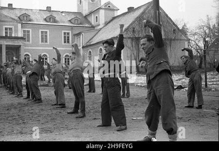 Dobrocin, 1948-02. Siedziba (od 1946 r.) Gimnazjum i Liceum Rolniczo-Hodowlanego w pa³acu z prze³omu XVII i XVIII mit, w XIX mit przebudowanego w stylu neorenesansowym. NZ. Uczniowie podczas gimnastyki. po/gr PAP Dok³adny dzieñ wydarzenia nieustalony. Dobrocin, 1948. Februar. Der Sitz (aus dem Jahr 1946) der Agrar- und Zuchtschule in einem Palast, der an der Wende des 17th. Und 18th. Jahrhunderts erbaut und im 19th. Jahrhundert im Stil der Neorenaissance umgebaut wurde. Im Bild: Schüler, die körperliche Übungen machen. po/gr PAP Stockfoto