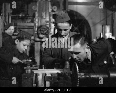 ¯ychlin, 1948-02. Fabryka Motorów Elektrycznych. Polsko-jugos³owiañska wymiana m³odzie¿y (byli partyzanci jugos³owiañscy). NZ. m³odzi robotnicy pod okiem instruktora ucz¹ siê obs³ugi obrabiarki. Dok³adny dzieñ wydarzenia nieustalony. bk PAP Zychlin, 1948. Februar. Elektromotorenfabrik. Polnisch-jugoslawischer Jugendaustausch (ehemalige jugoslawische Partisanen). Im Bild: Junge Arbeiter lernen, wie man eine Werkzeugmaschine bedient. bk PAP Stockfoto