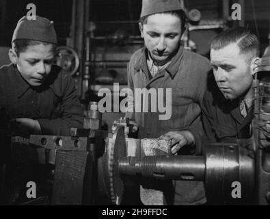 ¯ychlin, 1948-02. Fabryka Motorów Elektrycznych. Polsko-jugos³owiañska wymiana m³odzie¿y (byli partyzanci jugos³owiañscy). NZ. m³odzi robotnicy pod okiem instruktora ucz¹ siê obs³ugi obrabiarki. Dok³adny dzieñ wydarzenia nieustalony. bk PAP Zychlin, 1948. Februar. Elektromotorenfabrik. Polnisch-jugoslawischer Jugendaustausch (ehemalige jugoslawische Partisanen). Im Bild: Junge Arbeiter lernen, wie man eine Werkzeugmaschine bedient. bk PAP Stockfoto