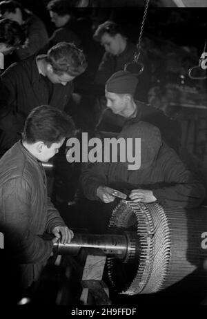 ¯ychlin, 1948-02. Fabryka Motorów Elektrycznych. Polsko-jugos³owiañska wymiana m³odzie¿y (byli partyzanci jugos³owiañscy). NZ. m³odzi robotnicy przy bêbnie silnika. Dok³adny dzieñ wydarzenia nieustalony. bk PAP Zychlin, 1948. Februar. Elektromotorenfabrik. Polnisch-jugoslawischer Jugendaustausch (ehemalige jugoslawische Partisanen). Im Bild: Junge Arbeiter an einer Motortrommel. bk PAP Stockfoto