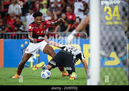 Rio De Janeiro, Brasilien. 06th Dez 2021. Vitinho von Flamengo kämpft mit Kaiky von Santos während des Fußballspiels Campeonato Brasileiro (Brasilianische Nationalliga) zwischen Flamengo und Santos am 06. Dezember 2021 im Maracana-Stadion in Rio de Janeiro, Brasilien, um den Ball. Andre Borges/SPP Kredit: SPP Sport Pressefoto. /Alamy Live News Stockfoto