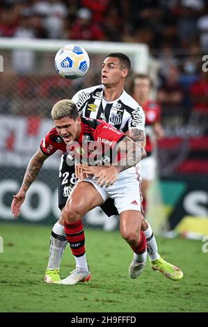 Rio De Janeiro, Brasilien. 06th Dez 2021. Pedro von Flamengo kämpft mit Kaiky von Santos während des Fußballspiels Campeonato Brasileiro (Brasilianische Nationalliga) zwischen Flamengo und Santos am 06. Dezember 2021 im Maracana-Stadion in Rio de Janeiro, Brasilien, um den Ball. Andre Borges/SPP Kredit: SPP Sport Pressefoto. /Alamy Live News Stockfoto