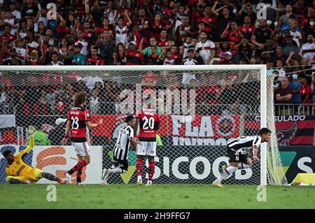 Rio De Janeiro, Brasilien. 06th Dez 2021. Marcos Leonardo (rechts) von Santos feiert sein Tor gegen Flamengo während des Fußballspiels Campeonato Brasileiro (Brasilianische Nationalliga) zwischen Flamengo und Santos am 06. Dezember 2021 im Maracana-Stadion in Rio de Janeiro, Brasilien. Andre Borges/SPP Kredit: SPP Sport Pressefoto. /Alamy Live News Stockfoto