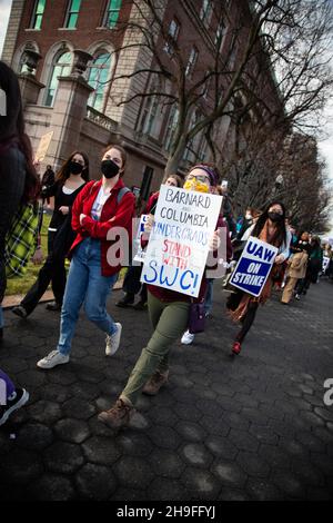 New York, Usa. 06th Dez 2021. Während der Demonstration halten Demonstranten Plakate.über tausend Studenten und Fakultätsmitglieder der Columbia University versammelten sich an der Sonnenuhr auf dem Campus, um sich gegen die jüngsten Drohungen von Vergeltungsmaßnahmen gegen streikende Arbeiter zu äußern. Kredit: SOPA Images Limited/Alamy Live Nachrichten Stockfoto