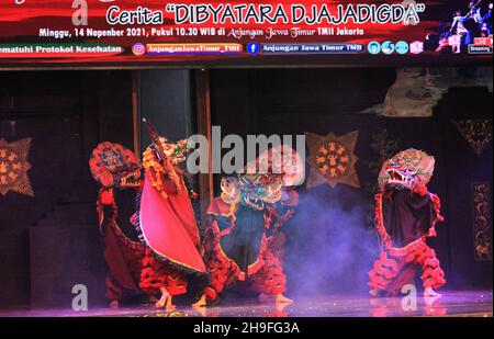 Photo Editorial, Taman Mini Indonesia Indah, East Java Pavilion oder Anjungan, Blitar Drama Traditional Dance Dibyatara Djajadigda Stockfoto