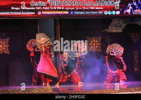 Photo Editorial, Taman Mini Indonesia Indah, East Java Pavilion oder Anjungan, Blitar Drama Traditional Dance Dibyatara Djajadigda Stockfoto