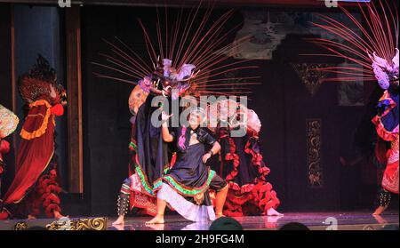 Photo Editorial, Taman Mini Indonesia Indah, East Java Pavilion oder Anjungan, Blitar Drama Traditional Dance Dibyatara Djajadigda Stockfoto