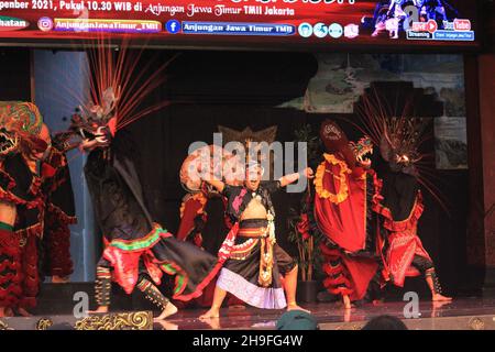 Photo Editorial, Taman Mini Indonesia Indah, East Java Pavilion oder Anjungan, Blitar Drama Traditional Dance Dibyatara Djajadigda Stockfoto