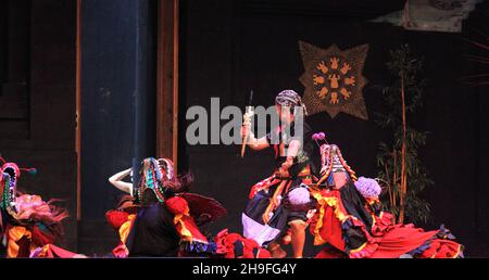 Photo Editorial, Taman Mini Indonesia Indah, East Java Pavilion oder Anjungan, Blitar Drama Traditional Dance Dibyatara Djajadigda Stockfoto