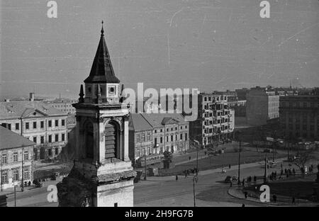 Warszawa, 1948-02. Plac Trzech Krzy¿y. Plac, z ruchem okrê¿nim po³o¿ony na Trakcie Królewskim pomiêdzy ulic¹ Nowy Œwiat i Alejami Ujazdowskimi. Centralne miejsce placu stanowi wzniesiony w latach 1818-1825, na czeœæ cara Aleksandra I, klasycystyczny koœció³ œw. Aleksandra projectu architekta Christiana Piotra Aignera. Œwi¹tynia zosta³a przebudowana w latach 1886-1895 w stylu neorenesansowym przez Józefa Piusa Dziekoñskiego. W 1944 r. koœció³ zosta³ zniszczony podczas niemieckiego bombardowania. NZ. na pierwszym planie wie¿a œwi¹tyni, za ni¹ wschodnia strona placu z zabytkowym budynkiem Instytu Stockfoto