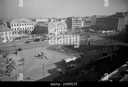 Warszawa, 1948-02. Plac Trzech Krzy¿y. Plac, z ruchem okrê¿nim po³o¿ony na Trakcie Królewskim pomiêdzy ulic¹ Nowy Œwiat i Alejami Ujazdowskimi. NZ. widok na wschodni¹ stronê placu z zabytkowym gmachem Instytutu G³uchoniemych. Zdjêcie zrobione z ostatniej kondygnacji wznoszonego przy placu gmachu Ministerstwa Przemys³u i Handlu. uu PAP Dok³adny dzieñ wydarzenia nieustalony. Warschau, 1948. Februar. Der Three Crosses Square befindet sich an der Royal Route zwischen der Nowy Swiat Street und der Ujazdowskie Avenue. Im Bild: Blick auf die Ostseite des Platzes mit dem historischen Stockfoto