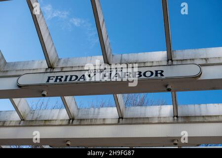 Friday Harbor, WA USA - circa November 2021: Low-Angle-Ansicht eines Welcome to Friday Harbor-Schildes an den Docks an einem hellen, sonnigen Tag. Stockfoto