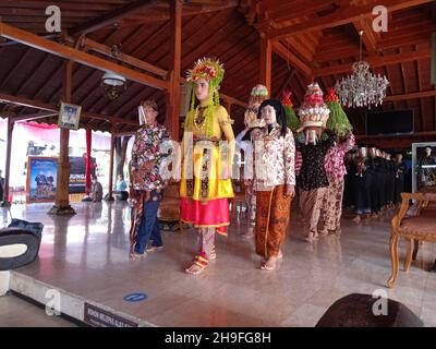 Photo Editorial, TMII, Taman Mini Indonesia Indah, East Jakarta, Indonesien, 26. September 2021, Sumenep Bride und Sintong Dancer Parade Stockfoto