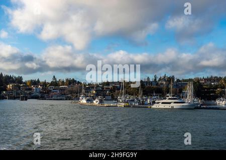 Friday Harbor, WA USA - circa November 2021: Blick auf den wunderschönen Friday Harbor von einer Washington State Ferry an einem sonnigen, bewölkten Tag. Stockfoto