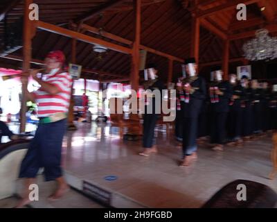 Photo Editorial, TMII, Taman Mini Indonesia Indah, East Jakarta, Indonesien, 26. September 2021, Sumenep Bride und Sintong Dancer Parade Stockfoto