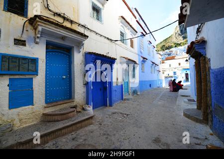 Schöne traditionelle Türen in der alten Medina von Chefchaouen, Marokko. Stockfoto