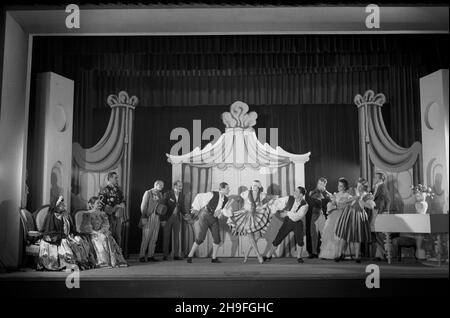 Warszawa, 1948-02. Teatr Nowy przy ul. Pu³awskiej. Przedstawienie pt. S³omkowy kapelusz Eugene'a Labiche'a w adaptacji Juliana Tuwima i w re¿yserii Stanis³awy Perzanowskiej. Scenografia Tadeusz Gronowski. bk PAP Dok³adny dzieñ wydarzenia nieustalony. Warschau, 21. Februar 1948. Das Nowy Theater in der Pulawska Straße. Die Aufführung von Eugene Labiches italienischem Strohhut in Bearbeitung von Julian Tuwim, Regie: Stanislawa Perzanowska, Bühnenbild: Tadeusz Gronowski. bk PAP Stockfoto