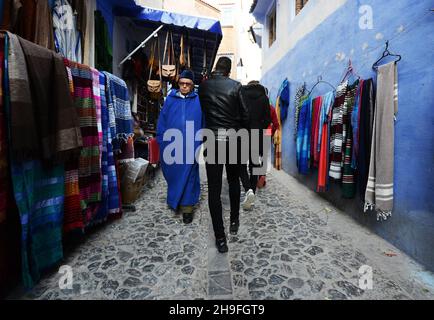 Traditionelle marokkanische Souvenirs, die von Geschäften in der alten Medina von Chefchaouen, Marokko, verkauft werden. Stockfoto