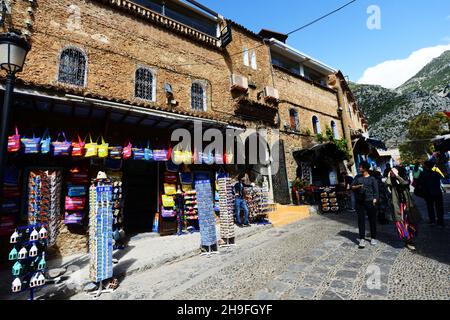 Traditionelle marokkanische Souvenirs, die von Geschäften in der alten Medina von Chefchaouen, Marokko, verkauft werden. Stockfoto