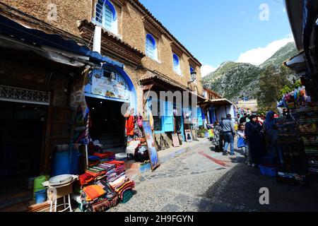 Traditionelle marokkanische Souvenirs, die von Geschäften in der alten Medina von Chefchaouen, Marokko, verkauft werden. Stockfoto