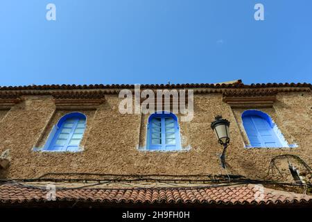 Traditionell blau gestrichene Fenster in der Medina von Chefchaouen in den Rif-Bergen im Norden Marokkos. Stockfoto