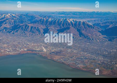 Luftaufnahme des Utah Lake und der Stadt in Utah, USA Stockfoto