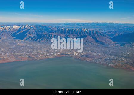 Luftaufnahme des Utah Lake und der Stadt in Utah, USA Stockfoto