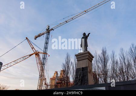 Salt Lake City, DEZ 4 2021 - Joseph und Hyrum Smith Statuen in der Nähe des berühmten Salt Lake Utah Tempels Stockfoto