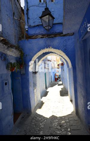 Traditionell blau bemalte Häuser in der Medina von Chefchaouen in den Rif-Bergen im Norden Marokkos. Stockfoto