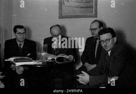 Warszawa, 1948-02-06. Wizyta delegacji rz¹du czechos³owackiego, przyby³ej w celu podpisania umowy dwustronnej o wymianie kulturalnej. NZ. Spotkanie w gmachu Ministerstwa Kultury i Sztuki, z prawej Minister kultury Stefan Dybowski. po/gr PAP Warschau, 6. Februar 1948. Der Besuch der tschechoslowakischen Regierungsdelegation, die nach Polen kam, um ein bilaterales Abkommen über den kulturellen Austausch zu unterzeichnen. Im Bild: Ein Treffen im Gebäude des Ministerium für Kultur und Kunst. Von rechts: Kulturminister Stefan Dybowski. po/gr PAP Stockfoto