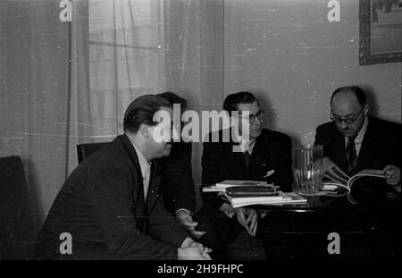 Warszawa, 1948-02-06. Wizyta delegacji rz¹du czechos³owackiego, przyby³ej w celu podpisania umowy dwustronnej o wymianie kulturalnej. NZ. m.in. przewodnicz¹cy delegacji Adolf Hoffmeister (L) podczas spotkania w gmachu Ministerstwa Kultury i Sztuki. po/gr PAP Warschau, 6. Februar 1948. Der Besuch der tschechoslowakischen Regierungsdelegation, die nach Polen kam, um ein bilaterales Abkommen über den kulturellen Austausch zu unterzeichnen. Im Bild: Delegationsleiter Adolf Hoffmeister Treffen im Bildungsministerium. po/gr PAP Stockfoto