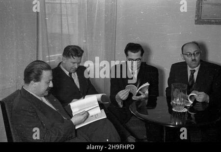 Warszawa, 1948-02-06. Wizyta delegacji rz¹du czechos³owackiego, przyby³ej w celu podpisania umowy dwustronnej o wymianie kulturalnej. NZ. Spotkanie w gmachu Ministerstwa Kultury i Sztuki, z lewej przewodnicz¹cy delegacji Adolf Hoffmeister. po/gr PAP Warschau, 6. Februar 1948. Der Besuch der tschechoslowakischen Regierungsdelegation, die nach Polen kam, um ein bilaterales Abkommen über den kulturellen Austausch zu unterzeichnen. Bild: Ein Treffen im Ministerium für Kultur und Kunst: Von links Adolf Hoffmeister. po/gr PAP Stockfoto