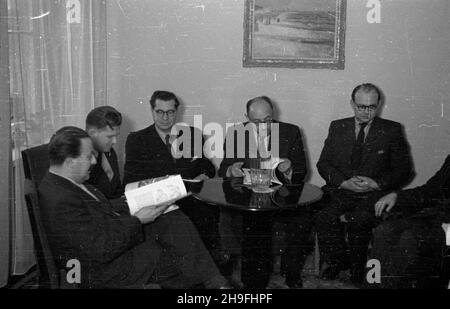 Warszawa, 1948-02-06. Wizyta delegacji rz¹du czechos³owackiego, przyby³ej w celu podpisania umowy dwustronnej o wymianie kulturalnej. NZ. Spotkanie w gmachu Ministerstwa Kultury i Sztuki, z lewej przewodnicz¹cy delegacji Adolf Hoffmeister. po/gr PAP Warschau, 6. Februar 1948. Der Besuch der tschechoslowakischen Regierungsdelegation, die nach Polen kam, um ein bilaterales Abkommen über den kulturellen Austausch zu unterzeichnen. Bild: Ein Treffen im Ministerium für Kultur und Kunst: Delegationsleiter Adolf Hoffmeister (von links). po/gr PAP Stockfoto