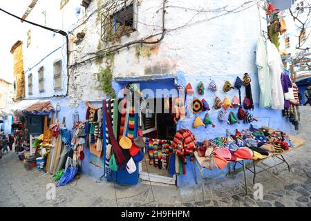 Traditionelle marokkanische Souvenirs, die von Geschäften in der alten Medina von Chefchaouen, Marokko, verkauft werden. Stockfoto