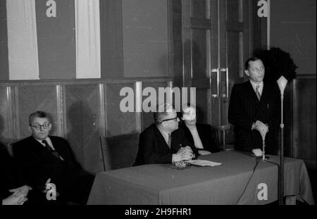 Warszawa, 1948-02-06. Wizyta delegacji rz¹du czechos³owackiego, przyby³ej w celu podpisania umowy dwustronnej o wymianie kulturalnej. NZ. Wspólna konferencja polsko-czechos³owacka, od lewej: ambasador czechos³owacki Józef Hejret, Minister oœwiaty Stanis³aw Skrzeszewski, wiceminister oœwiaty Eugenia Krassowska, Minister komunikacji Jan Rabanowski. po/gr PAP Warschau, 6. Februar 1948. Der Besuch der tschechoslowakischen Regierungsdelegation, die nach Polen kam, um ein bilaterales Abkommen über den kulturellen Austausch zu unterzeichnen. Im Bild: Eine gemeinsame polnisch-tschechoslowakische Konferenz; vom linken tschechoslowakischen Botschafter zu Stockfoto