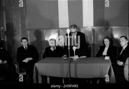 Warszawa, 1948-02-06. Wizyta delegacji rz¹du czechos³owackiego, przyby³ej w celu podpisania umowy dwustronnej o wymianie kulturalnej. NZ. Wspólna konferencja polsko-czechos³owacka, od lewej: minister kultury i sztuki Stefan Dybowski, ambasador czechos³owacki Józef Hejret, Minister oœwiaty Stanis³aw Skrzeszewski, wiceminister oœwiaty Eugenia Krassowska, Minister komunikacji Jan Rabanowski. po/gr PAP Warschau, 6. Februar 1948. Der Besuch der tschechoslowakischen Regierungsdelegation, die nach Polen kam, um ein bilaterales Abkommen über den kulturellen Austausch zu unterzeichnen. Im Bild: Ein gemeinsamer polnisch-tschechoslowakischer Konfere Stockfoto